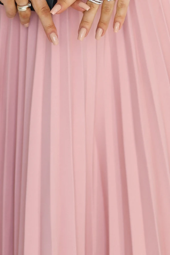 Lila pleated midi dress in powder pink - an elegant creation with short sleeves, a tied belt and a hidden zipper. Perfect for weddings, parties and elegant occasions. Polish product, brand Numoco.