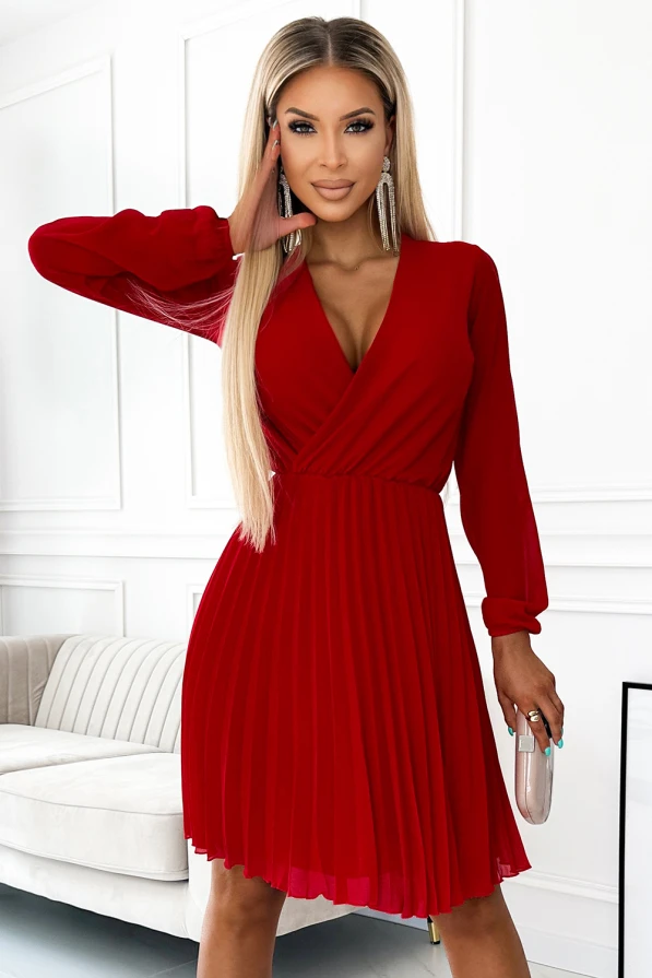 czerwona plisowana sukienka