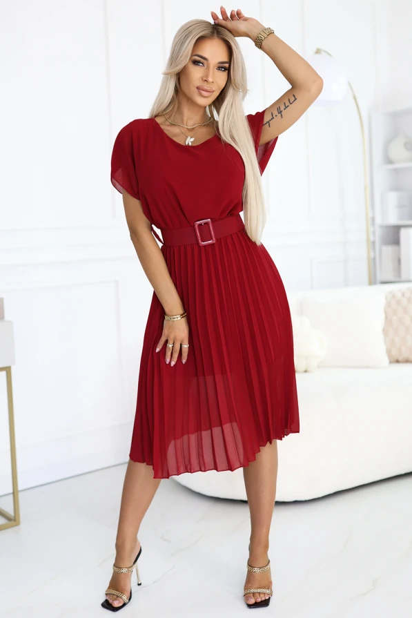 MIA Plisowana szyfonowa sukienka midi z szerokim paskiem - BORDOWA