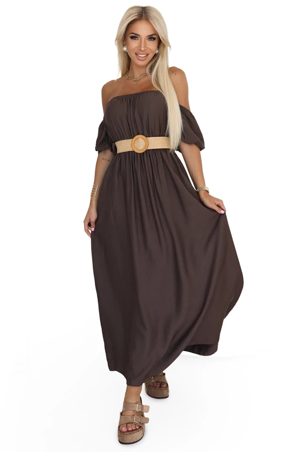 Modelka w brązowej sukience maxi z odkrytymi ramionami i paskiem – stylizacja Numoco Basic