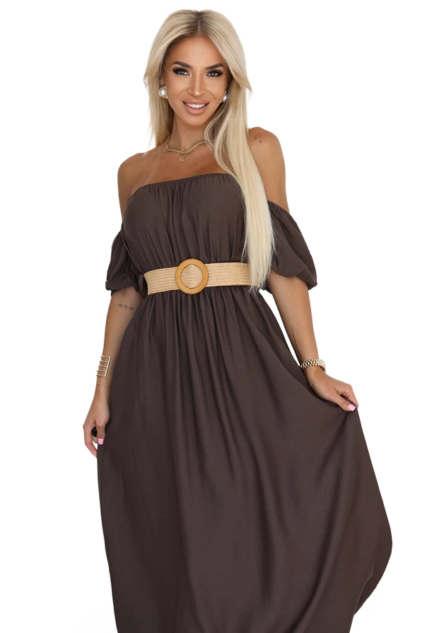 Modelka w brązowej sukience maxi z odkrytymi ramionami i paskiem – stylizacja Numoco Basic