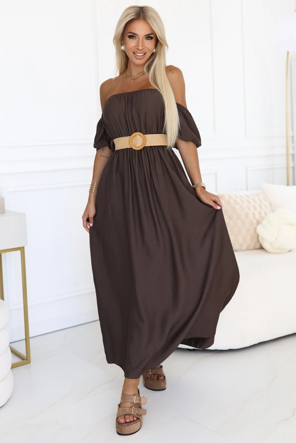 Modelka w brązowej sukience maxi z odkrytymi ramionami i paskiem – stylizacja Numoco Basic