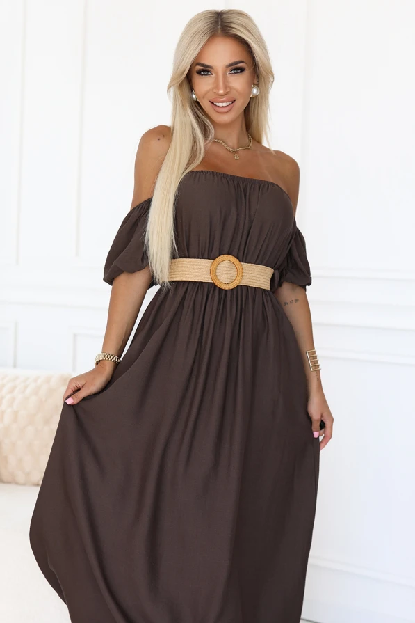Modelka w brązowej sukience maxi z odkrytymi ramionami i paskiem – stylizacja Numoco Basic