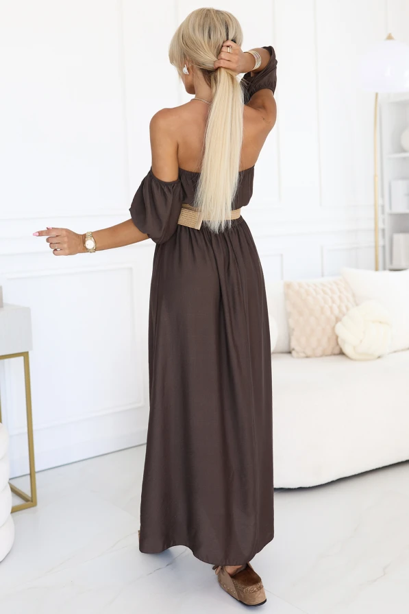 Modelka w brązowej sukience maxi z odkrytymi ramionami i paskiem – stylizacja Numoco Basic