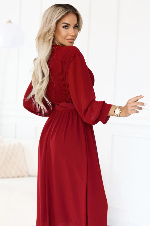 Stylowa kobieta w bordowej sukience maxi z dekoltem V i lekkim plisowanym materiałem – Numoco Basic, europejska jakość.