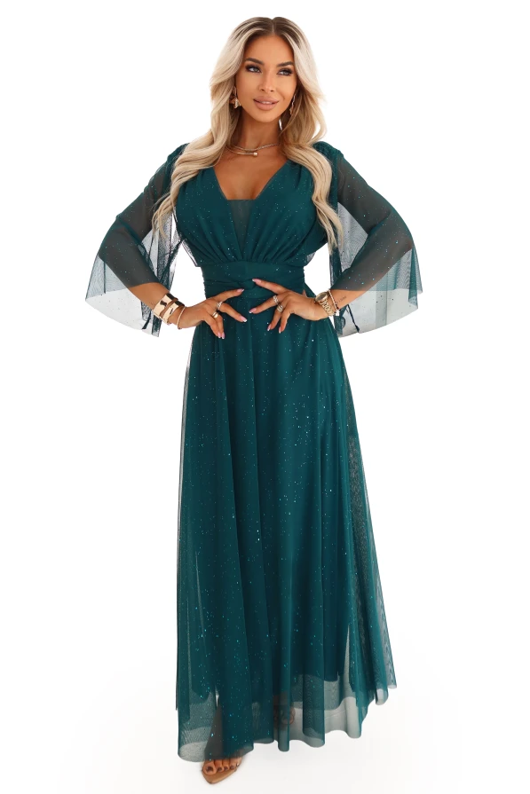 Modelka w długiej zielonej sukience plus size z tiulową warstwą i taliowaniem – stylowa kreacja wieczorowa idealna na wesele i galę.