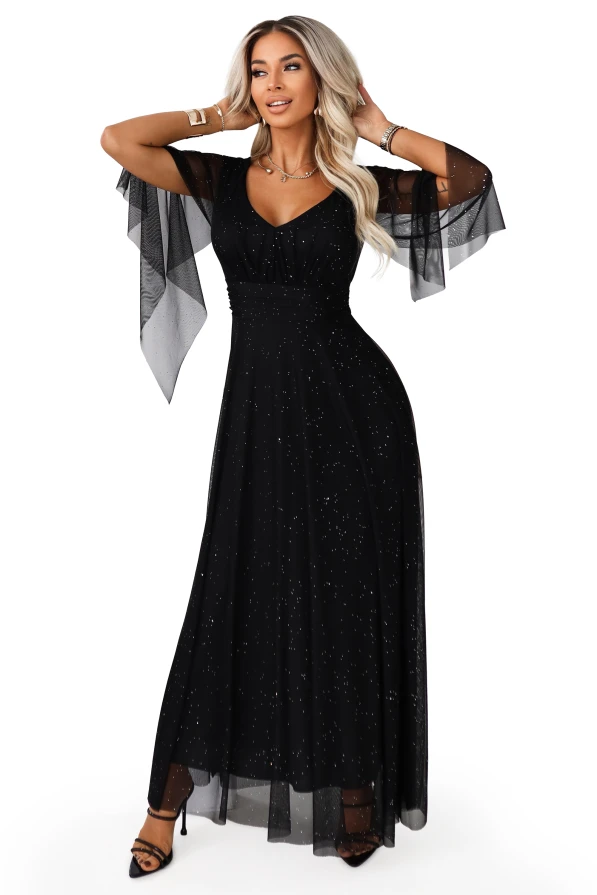 Sukienka na bal: czarna kreacja z dekoltem w serek i szerokimi tiulowymi rękawami, z delikatnym połyskiem, w wytwornym otoczeniu glamour.
