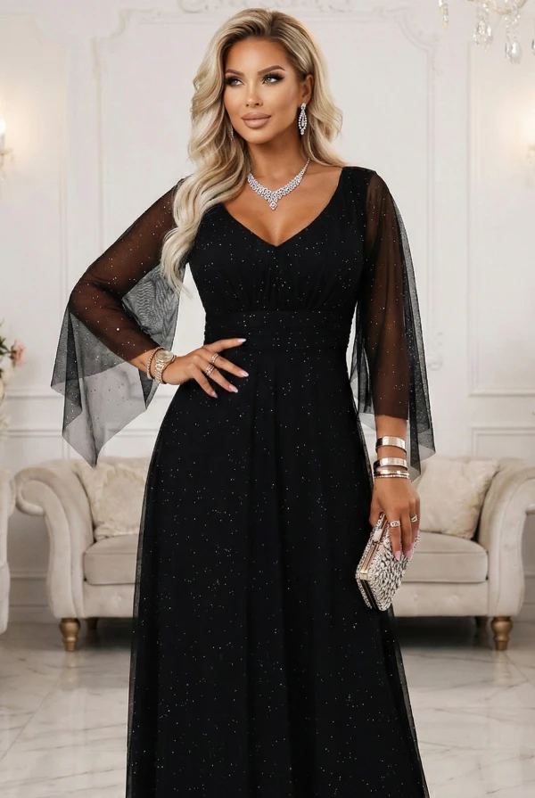 Elegancka czarna sukienka maxi z błyszczącymi detalami i tiulowymi rękawami na bal, stylizowana na modelce plus size w luksusowym wnętrzu glamour.