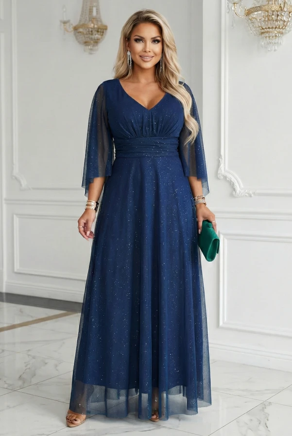 Granatowa brokatowa sukienka maxi z dekoltem V i rękawami motyl, idealna również dla kobiet plus size, prezentowana przez modelkę w jasnym wnętrzu.